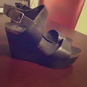 Like new Vince Camuto Sandals